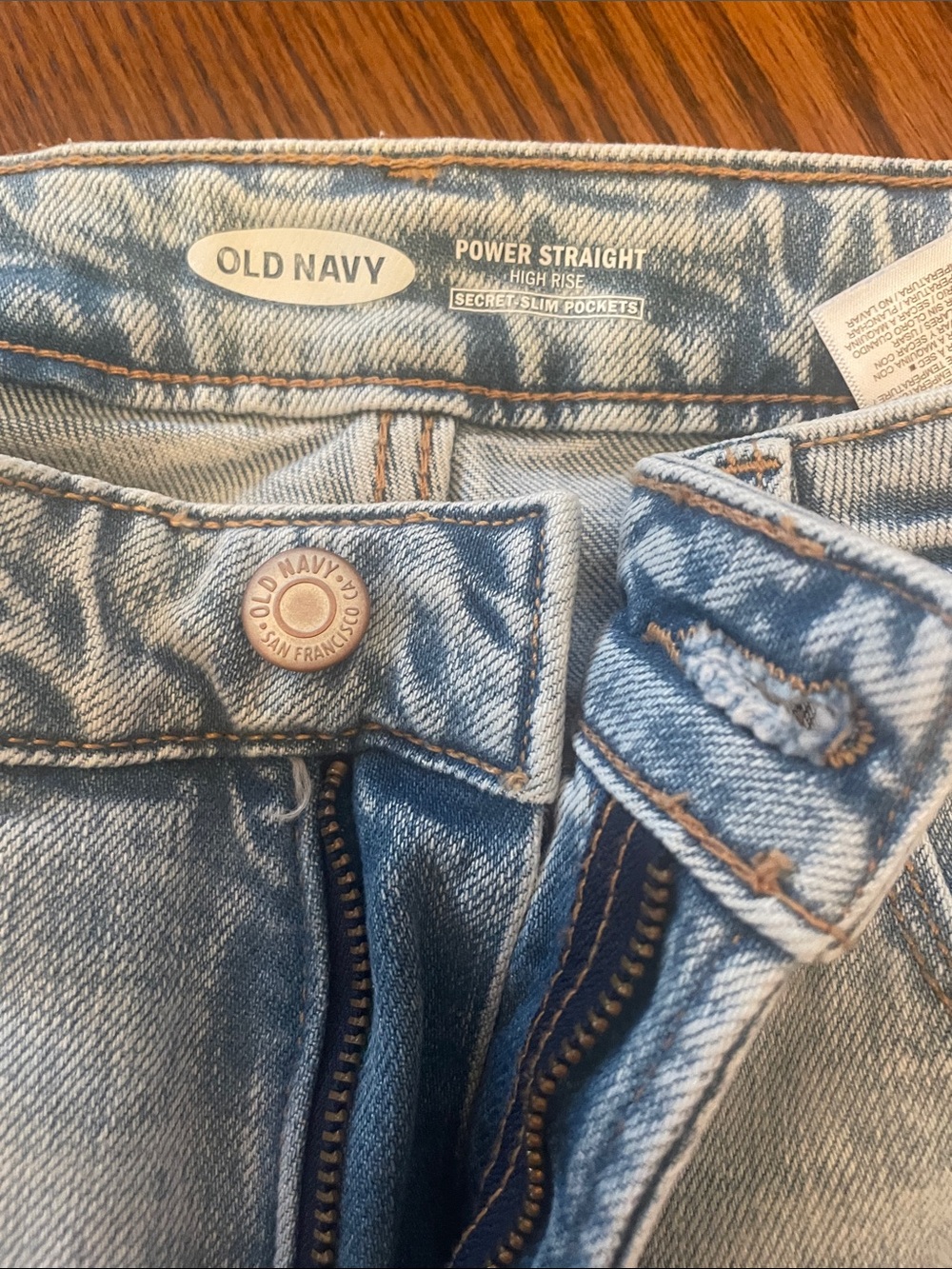 Old Navy Women’s Slim Straight Jeans in Light Blue Denim power straight high ris